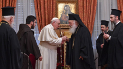 Papież Franciszek spotkał się w Atenach z prawosławnym arcybiskupem całej Grecji Hieronimem II. Fot. PAP/EPA