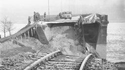 Płock, 1982-01-11. Zawalony przez wodę i krę most na Wiśle w okolicach Płocka uniemożliwia przejazd na drugi brzeg. Fot. PAP/CAF/M. Broniarek