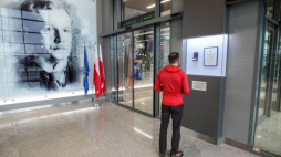 Zegarek Wojciecha Korfantego prezentowany w nowym terminalu B Międzynarodowego Portu Lotniczego Katowice w Pyrzowicach. Fot. PAP/H. Bardo