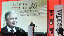 Prezes PiS Jarosław Kaczyński (C) odebrał nagrodę Człowieka 30-lecia w imieniu swojego zmarłego brata, prezydenta RP Lecha Kaczyńskiego. Fot. PAP/R. Pietruszka