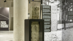 Kamień graniczny pochodzący z granicy polsko-niemieckiej sprzed 1939 r. w Muzeum II Wojny Światowej w Gdańsku. Fot. PAP/P. Wittman