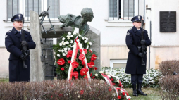 Pomnik Jana Rodowicza „Anody” na dziedzińcu Ministerstwa Sprawiedliwości w Warszawie w 73. rocznicę jego śmierci. Fot. PAP/T. Gzell 