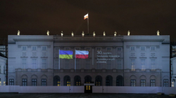 Iluminacja na fasadzie Pałacu Prezydenckiego w Warszawie z okazji 30. rocznicy nawiązania stosunków dyplomatycznych z Ukrainą. Fot. Marek Borawski / KPRP