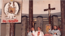Ks. Jerzy Popiełuszko odprawia mszę za ojczyznę. Lipiec 1983 r. Źródło: IPN