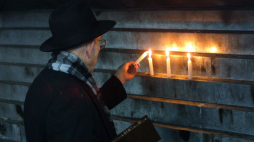 Wierny modlący się przy grobie cadyka Elimelecha Weissbluma. Fot. PAP/J. Paszkowski