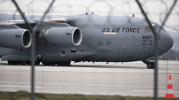 Samolot transportowy Boeing C-17 Globemaster III z żołnierzami 82. Dywizji Powietrznodesantowej USA na pokładzie na lotnisku w podrzeszowskiej Jasionce. 06.02.2022. Fot. PAP/D. Delmanowicz