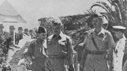 06. 1943 r. Gen. Władysław Sikorski z gen. Władysławem Andersem w jednym z obozów na Bliskim Wschodzie. Fot. PAP/CAF