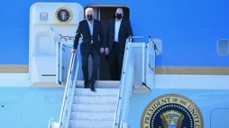 Prezydent USA Joe Biden (L) wysiada z samolotu Air Force One na lotnisku w podrzeszowskiej Jasionce. 25.03.2022. Fot. PAP/D. Delmanowicz