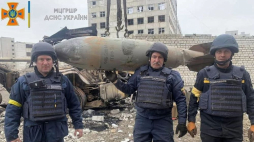 Zniszczenia po ostrzale i bombardowaniu Charkowa. 04.03.2022. Fot.  PAP/DSNS