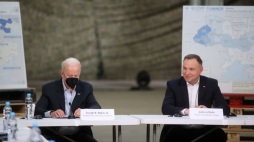 Prezydent Andrzej Duda (P) i prezydent USA Joe Biden podczas spotkania z przedstawicielami pozarządowych organizacji zaangażowanych we wspieranie uchodźców z Ukrainy. Fot. PAP/Ł. Gągulski