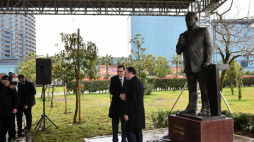 Premierzy Polski Mateusz Morawiecki (C-L) oraz Gruzji Irakli Garibaszwili (C-P) wzięli udział w uroczystym odsłonięciu pomnika prezydenta RP Lecha Kaczyńskiego w Batumi. Fot. PAP/R. Pietruszka