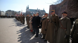 Szef Urzędu do Spraw Kombatantów i Osób Represjonowanych Jan Józef Kasprzyk (C-P) oraz Konsul Honorowy Ukrainy w Tarnowie Bartłomiej Babuśka (C-L) podczas uroczystości złożenia kwiatów przed Krzyżem Katyńskim. Kraków, 19.03.2022. Fot. PAP/Ł. Gągulski