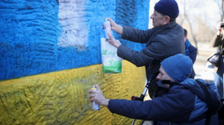Mieszkańcy Krakowa malują postument dawnego pomnika Koniewa w barwy Ukrainy. Fot. PAP/Ł. Gągulski
