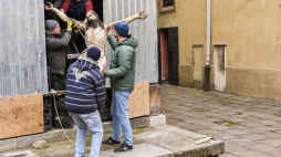 Konserwatorzy demontują drewnianą rzeźbę Chrystusa z katedry ormiańskiej we Lwowie. Fot. PAP/V. Hrabar