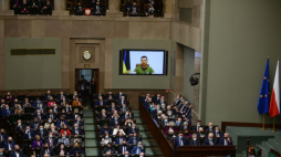 Prezydent Ukrainy Wołodymyr Zełenski (na ekranie) przemawia podczas uroczystego zgromadzenia posłów i senatorów. Warszawa, 11.03.2022. Fot. PAP/M. Obara