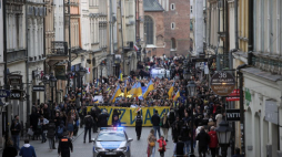 Marsz solidarności z Ukrainą na Rynku Głównym. Kraków, 24.04.2022. Fot. PAP/Ł. Gągulski