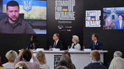 Szefowa Komisji Europejskiej Ursula von der Leyen (2P), prezydent RP Andrzej Duda (2L), prowadząca spotkanie dziennikarka Isha Sesay (L) oraz prezes Global Citizens Hugh Evans (P); na ekranach: prezydent Ukrainy Wołodymir Zełenski (L) i premier Kanady Justin Trudeau podczas wydarzenia „Stand up for Ukraine” w Warszawie. Fot. PAP/P. Nowak