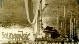 Połowa lat 80. XX w. – dekoracja wielkanocna w jednym z kościołów z widocznym emblematem „Solidarności” i sylwetką związanego księdza, nawiązującą do morderstwa ks. Jerzego Popiełuszki. Źródło: IPN