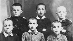 Karol Wojtyła (1 z lewej w górnym rzędzie) jako uczeń Szkoły Powszechnej im. Marcina Wadowity. Fot. PAP/Reprodukcja/W. Kryński 