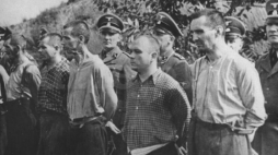 Polacy oczekujący na egzekucję przez Niemców. Fot. NAC