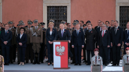 Prezydent Andrzej Duda (C) przemawia podczas uroczystości na placu Zamkowym w Warszawie. Fot. PAP/M. Marek