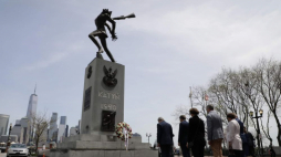 Wicepremier Piotr Gliński złożył kwiaty pod Pomnikiem Katyńskim w New Jersey City. Źródło: MKiDN