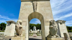 Posągi lwów na Cmentarzu Orląt Lwowskich. Źródło: MKiDN