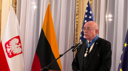 Wicepremier Piotr Gliński odznaczył Krzyżem Komandorskim Orderu Zasługi RP Petera Obsta. Źródło: MKiDN