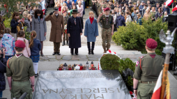 Ambasador RP na Litwie Urszula Doroszewska (C) podczas uroczystości na cmentarzu na Rossie w Wilnie, 3 bm. Trwają obchody 231. rocznicy uchwalenia Konstytucji 3 Maja. Fot. PAP/V. Doveiko
