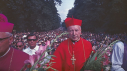 Prymas Polski kardynał Stefan Wyszyński (C) wprowadza 255. Warszawską Pielgrzymkę Pieszą na Jasną Górę. 08.1971. Fot. PAP/J. Rosikoń
