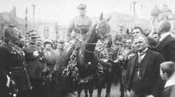 22 czerwca 1922 r. Wojsko polskie na czele z gen. Stanisławem Szeptyckim wkracza do Katowic. Źródło: Wikipedia Commons