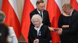 Prezydent RP Andrzej Duda (C-P) i odznaczona Lidia Podworska (C-L) podczas uroczystości wręczenia odznaczeń państwowych osobom zasłużonym w działalności na rzecz przemian demokratycznych w Polsce. Fot. PAP/R. Pietruszka