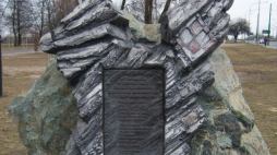 Pomnik upamiętniający ofiary katastrofy. Źródło: Wikimedia Commons