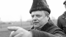 Stanisław Bareja na planie zdjęciowym filmu "Miś". Fot. PAP/W. Rozmysłowicz
