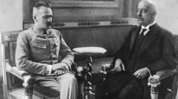 Naczelnik Państwa Józef Piłsudski podczas rozmowy z nowo wybranym prezydentem Gabrielem Narutowiczem w Belwederze. Źródło: NAC