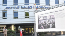 Warszawa, 20.07.2022. Prezes IPN Karol Nawrocki (L) na konferencji prasowej „Najważniejsza jest pamięć” podsumowującej działalność Instytutu Pamięci Narodowej. Fot. PAP/R. Pietruszka 