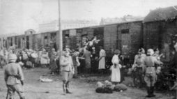 Żydzi z warszawskiego getta na Umschlagplatz przed wywózką do obozu zagłady w Treblince. Fot. IPN