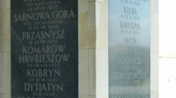 Bitwa pod Komarowem na tablicy na Grobie Nieznanego Żołnierza w Warszawie. Źródło: Wikipedia Commons