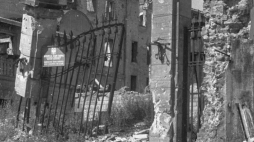 Warszawa, 1946 r. Zniszczony Pałac Blanka przy ul. Senatorskiej. Fot. PAP-CAF