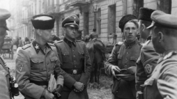 Warszawa, 08 1944 r. SS-Gruppenführer Heinz Reinefarth (pierwszy od lewej) w czapce „kubance” oraz żołnierze 3 Pułku Kozaków płk. Jakuba Bondarenki – okolice ul. Wolskiej w Warszawie. Źródłó: Wikipedia Commons
