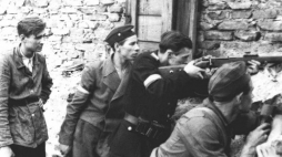 Żołnierze na barykadzie podczas Powstania Warszawskiego. Fot. PAP/CAf/Reprodukcja
