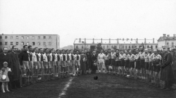 Mecz piłkarski Wojskowego Klubu Sportowego Śmigły Wilno i klubu sportowego Gedania w Wilnie. 1934 r. Fot. NAC