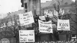 Manifestacja członków KPN. 07.11.1989. Fot. z zasobu Archiwum IPN