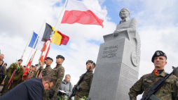 Uroczystość odsłonięcia pomnika generała Stanisława Maczka w Terneuzen. Źródło: Urząd do Spraw Kombatantów i Osób Represjonowanych