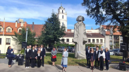 Pomnik Adama Mickiewicza przed ambasadą RP w Wilnie. Fot. Instytut Polski w Wilnie