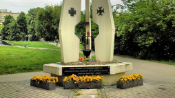 Pomnik Żołnierzy Armii Krajowej Pułku "Baszta" zamordowanych na ul. Dworkowej. Źródło: Wikimedia Commons