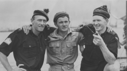 Władysław Wagner (w środku) i jego australijscy przyjaciele.  Southampton, lipiec 1937 r. Fot. NAC
