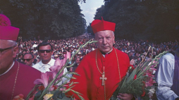 Prymas Polski kardynał Stefan Wyszyński (C) wprowadza 255. Warszawską Pielgrzymkę Pieszą na Jasną Górę. 08.1971. Fot. PAP/J. Rosikoń