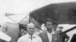 Zwycięzcy zawodów Challenge 1932 pilot Franciszek Żwirko (1. z lewej) i konstruktor lotniczy Stanisław Wigura przed samolotem na lotnisku Tempelhof. Fot. NAC
