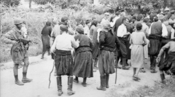Masakra ludności cywilnej w Kondomari na Krecie (Grecja), 2 czerwca 1941 dokonana przez spadochroniarzy Luftwaffe.  Źródło: Bundesarchiv/ Fot. Franz Peter Weixler/domena publiczna